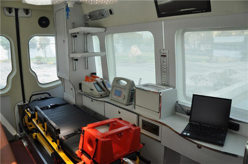 皋兰县救护车内部